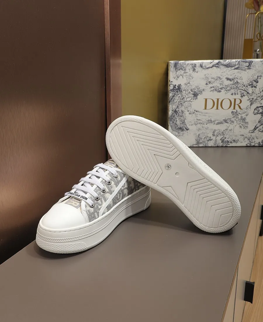 👟👟Ex-factory price 440👟👟 DIOR Dior's new thick-soled sports white shoes, electro-embroidered fabric, embroidered letters, breathable mesh lining, sheepskin for foot pads, lightweight outsole. Size: 35-40 (41 customized)